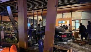 Kontrolden &ccedil;ıkan ara&ccedil; kafeye daldı: 6 yaralı