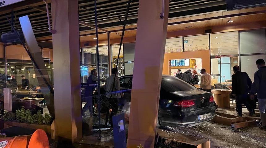 Bakırk&ouml;y'de kontrolden &ccedil;ıkan ara&ccedil; kafeye daldı: 6 yaralı