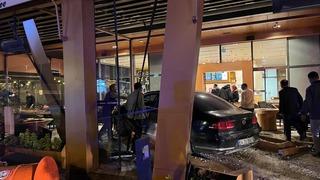 Bakırköy'de kontrolden çıkan araç kafeye daldı: 6 yaralı