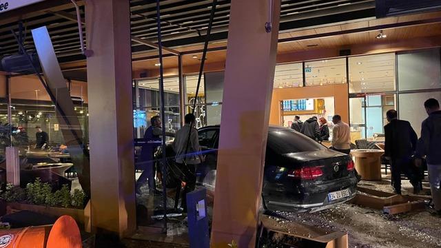 Bakırköy'de kontrolden çıkan araç kafeye daldı: 6 yaralı