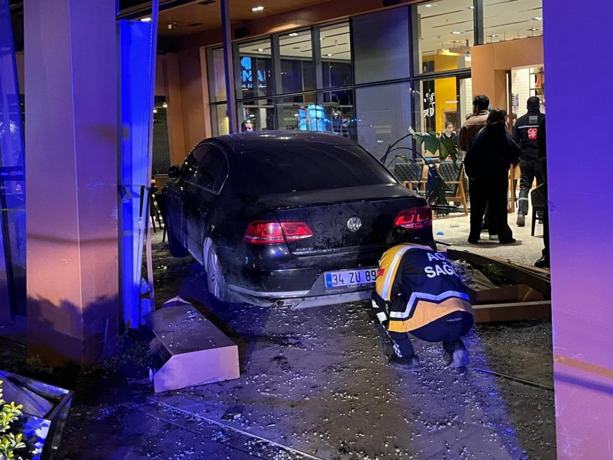 Bakırk&ouml;y de kontrolden &ccedil;ıkan ara&ccedil; kafeye daldı: 6 yaralı 1
