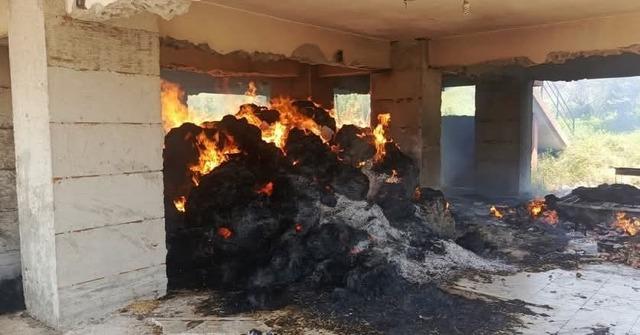 Defne&rsquo;de samanlık yangını 3