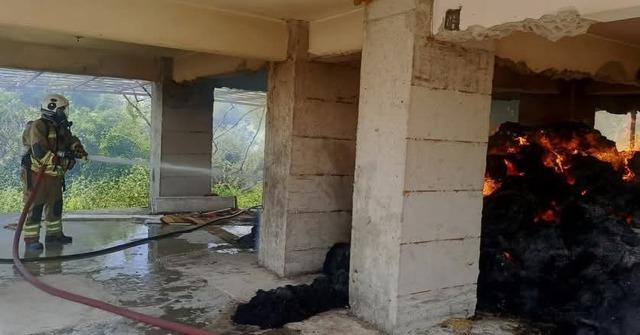 Defne&rsquo;de samanlık yangını 1