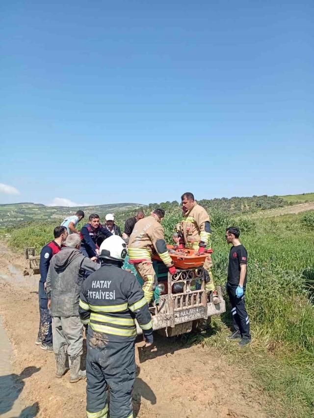 Antakya&rsquo;da trakt&ouml;r&uuml;n altında kalan kadın yaralandı 1