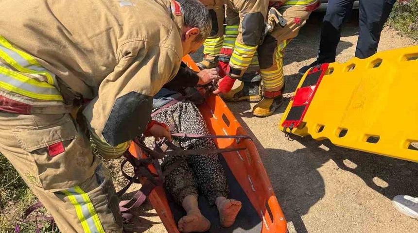 Antakya&rsquo;da trakt&ouml;r&uuml;n altında kalan kadın yaralandı