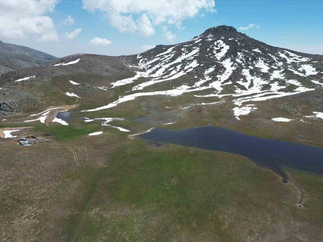 Bahar ve kış mevsimi aynı anda g&ouml;r&uuml;nt&uuml;lendi, ortaya eşsiz manzara &ccedil;ıktı 2