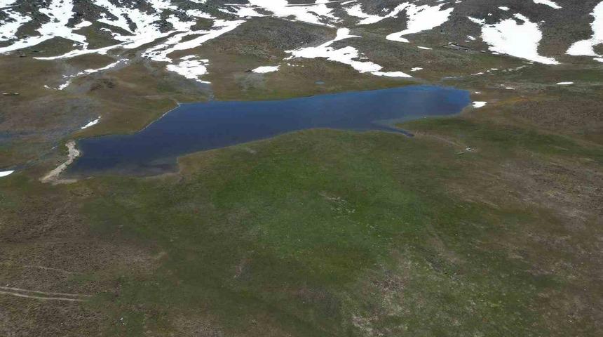 Bahar ve kış mevsimi aynı anda g&ouml;r&uuml;nt&uuml;lendi, ortaya eşsiz manzara &ccedil;ıktı