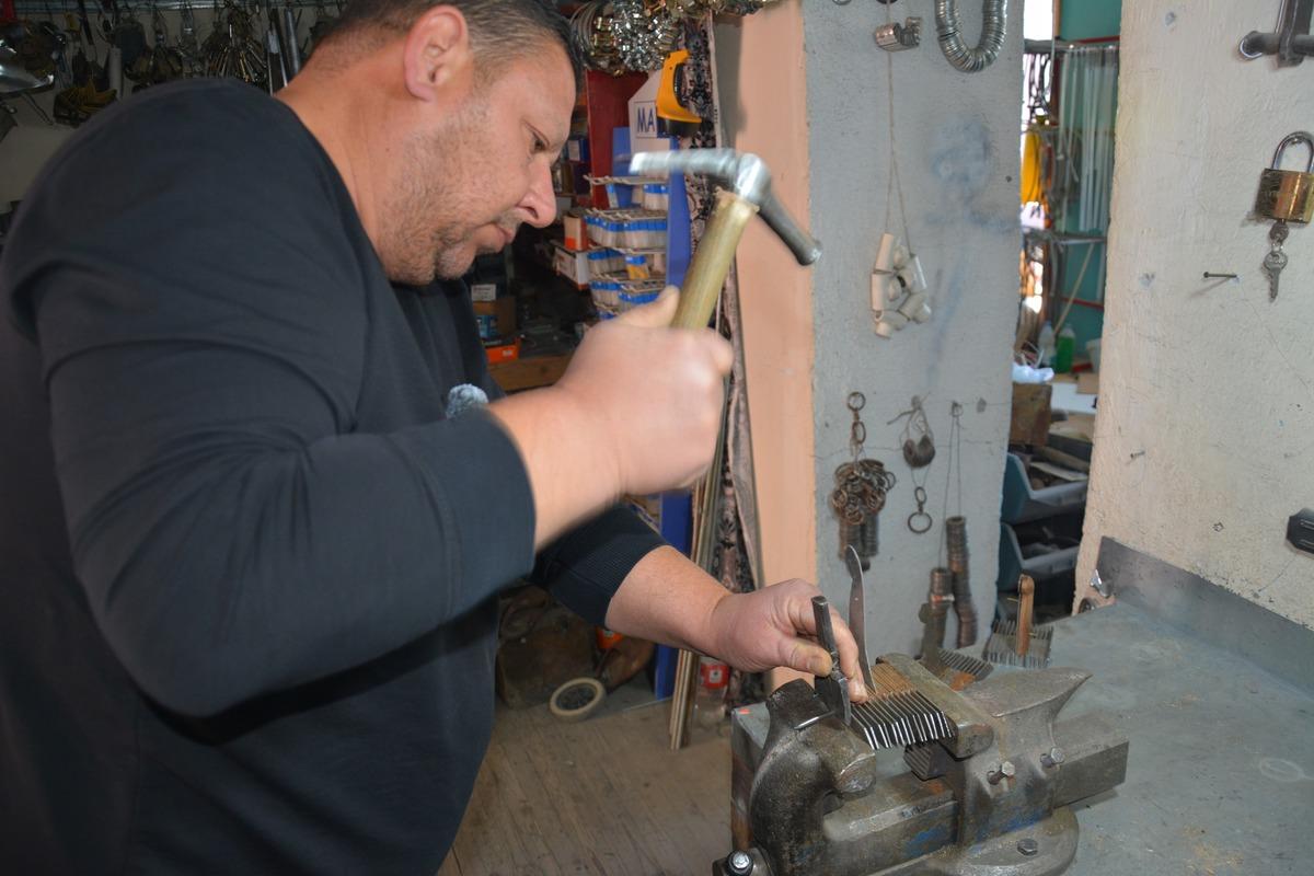 Siparişlere yetişmeye &ccedil;alışıyor: K&uuml;&ccedil;&uuml;k bir at&ouml;lyede &uuml;retiliyor 4