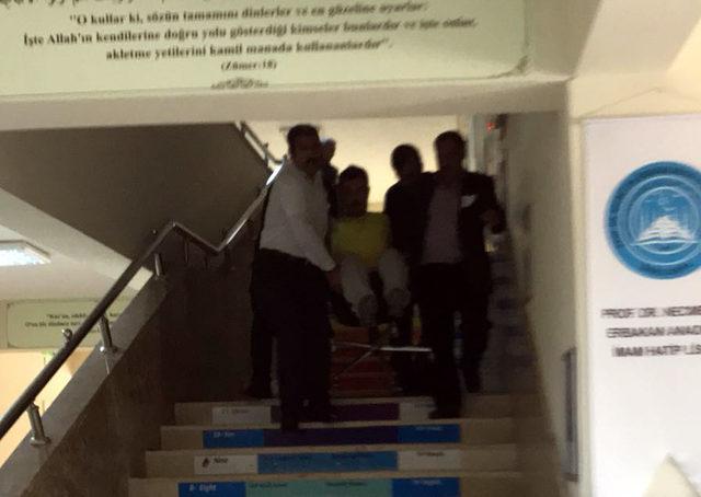 Asansörü bozuk okulda sınavına giren engelliler kucakta taşındı