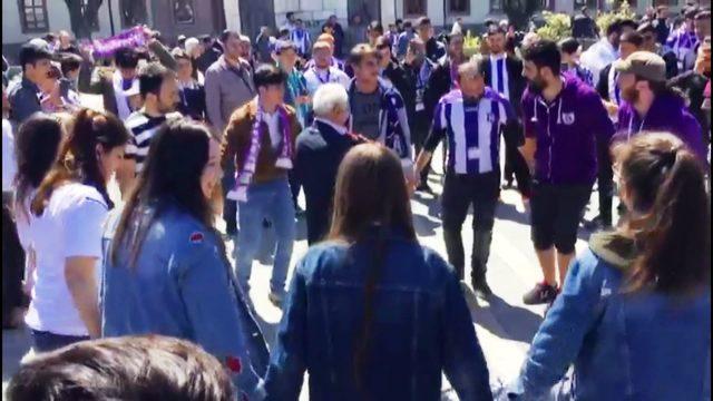 Hopasporlu taraftarlar maç öncesi Malatya'da horon tepti