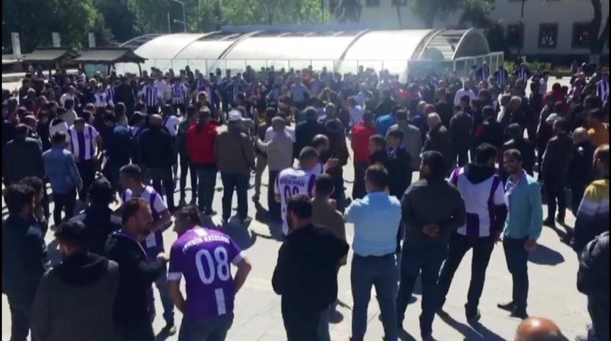 Hopasporlu taraftarlar ma&ccedil; &ouml;ncesi Malatya'da horon tepti