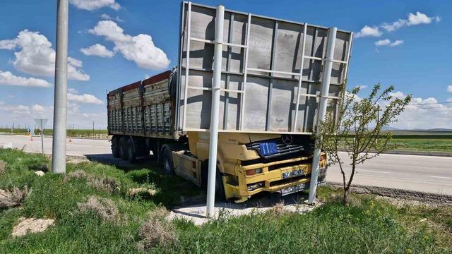 S&uuml;r&uuml;c&uuml;s&uuml; fenalaşan tır reklam tabelasına &ccedil;arptı: 4 yaralı 1