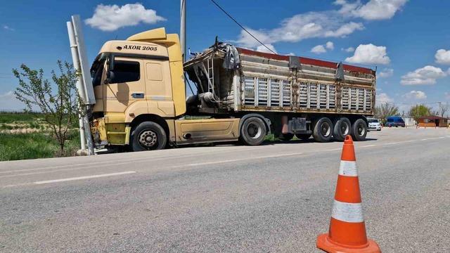 S&uuml;r&uuml;c&uuml;s&uuml; fenalaşan tır reklam tabelasına &ccedil;arptı: 4 yaralı 2