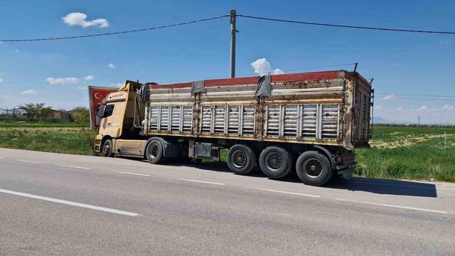 S&uuml;r&uuml;c&uuml;s&uuml; fenalaşan tır reklam tabelasına &ccedil;arptı: 4 yaralı 3