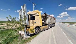 S&uuml;r&uuml;c&uuml;s&uuml; fenalaşan tır reklam tabelasına &ccedil;arptı: 4 yaralı