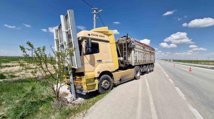S&uuml;r&uuml;c&uuml;s&uuml; fenalaşan tır reklam tabelasına &ccedil;arptı: 4 yaralı