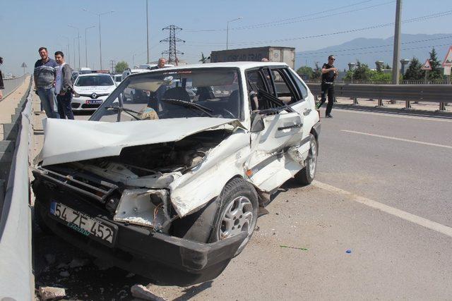 Kocaeli’de iki otomobil çarpıştı: 3 yaralı