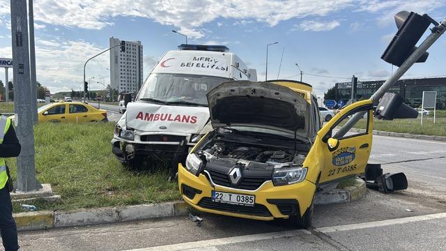 Edirne de ambulans ile taksinin &ccedil;arpıştığı kazada 5 kişi yaralandı 1