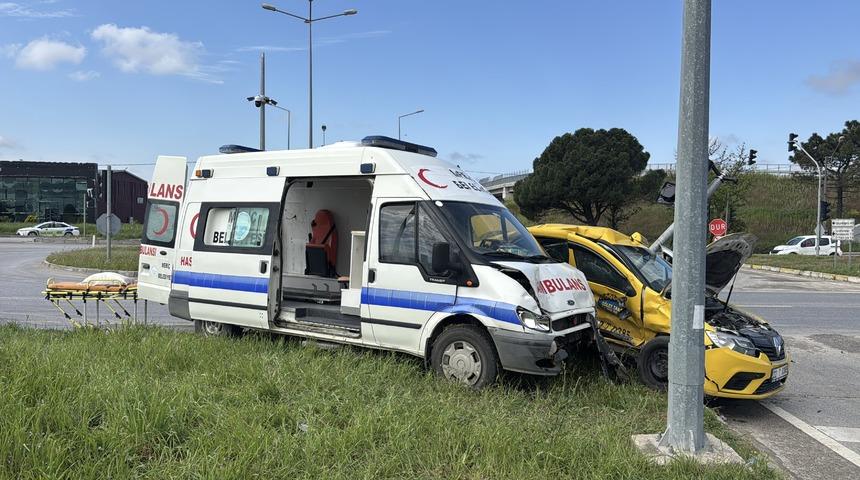 Edirne'de ambulans ile taksinin &ccedil;arpıştığı kazada 5 kişi yaralandı