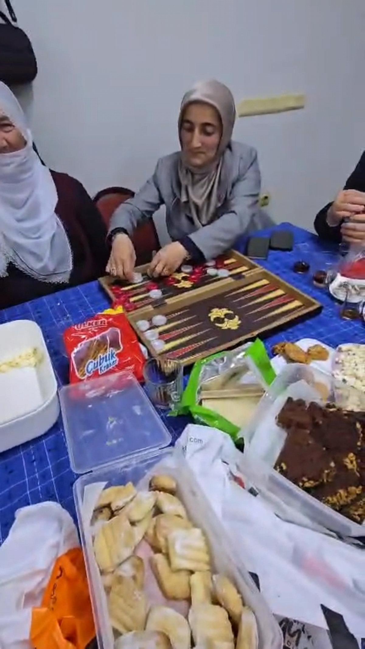 Se&ccedil;im vaadi ger&ccedil;ek oldu: Mahallede roller bir g&uuml;nl&uuml;ğ&uuml;ne değişti 5