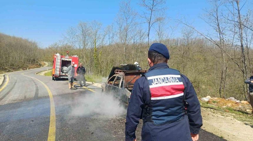 Bilecik&rsquo;te seyir halindeki otomobil alev aldı