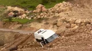 Siirt’te heyelan! Minibüs mahsur kaldı