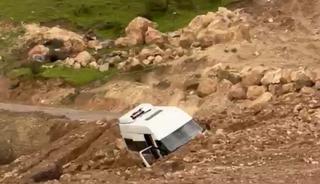 Siirt&rsquo;te heyelan! Minib&uuml;s mahsur kaldı