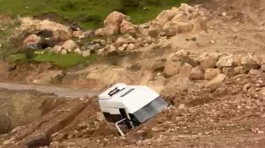 Siirt&rsquo;te heyelan! Minib&uuml;s mahsur kaldı