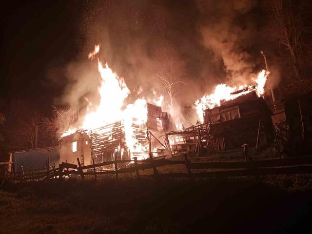 Sinop&rsquo;ta yangın: 2 katlı ev, ahır, ambar k&uuml;l oldu 1