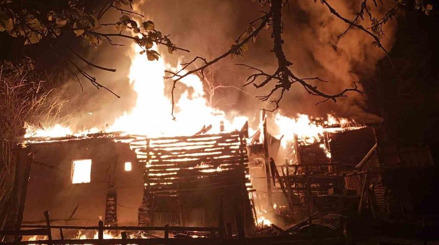 Sinop&rsquo;ta yangın: 2 katlı ev, ahır, ambar k&uuml;l oldu