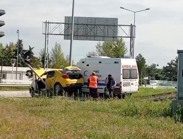 Edirne&rsquo;de ambulans ile taksi &ccedil;arpıştı: 5 yaralı 3