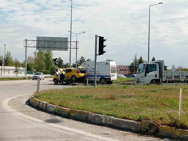 Edirne&rsquo;de ambulans ile taksi &ccedil;arpıştı: 5 yaralı 2