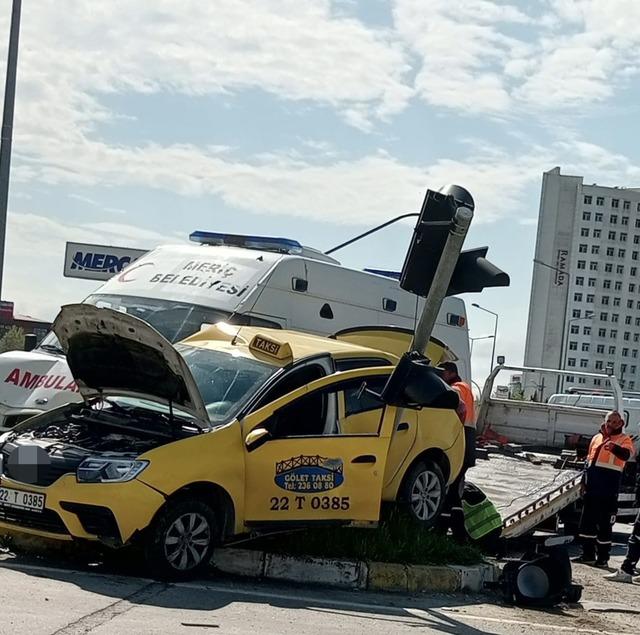 Edirne&rsquo;de ambulans ile taksi &ccedil;arpıştı: 5 yaralı 1