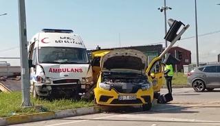 Edirne&rsquo;de ambulans ile taksi &ccedil;arpıştı: 5 yaralı
