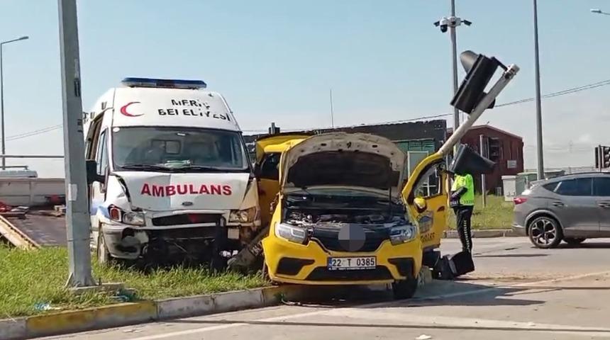 Edirne&rsquo;de ambulans ile taksi &ccedil;arpıştı: 5 yaralı