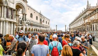 Bu &uuml;lkede turist sayısı yerlileri ge&ccedil;ti! Akın akın ziyaret&ccedil;i alıyor