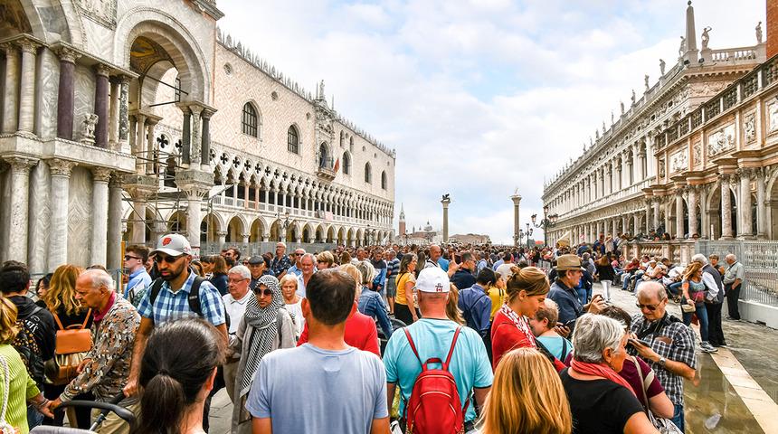Bu &uuml;lkede turist sayısı yerlileri ge&ccedil;ti! Akın akın ziyaret&ccedil;i alıyor