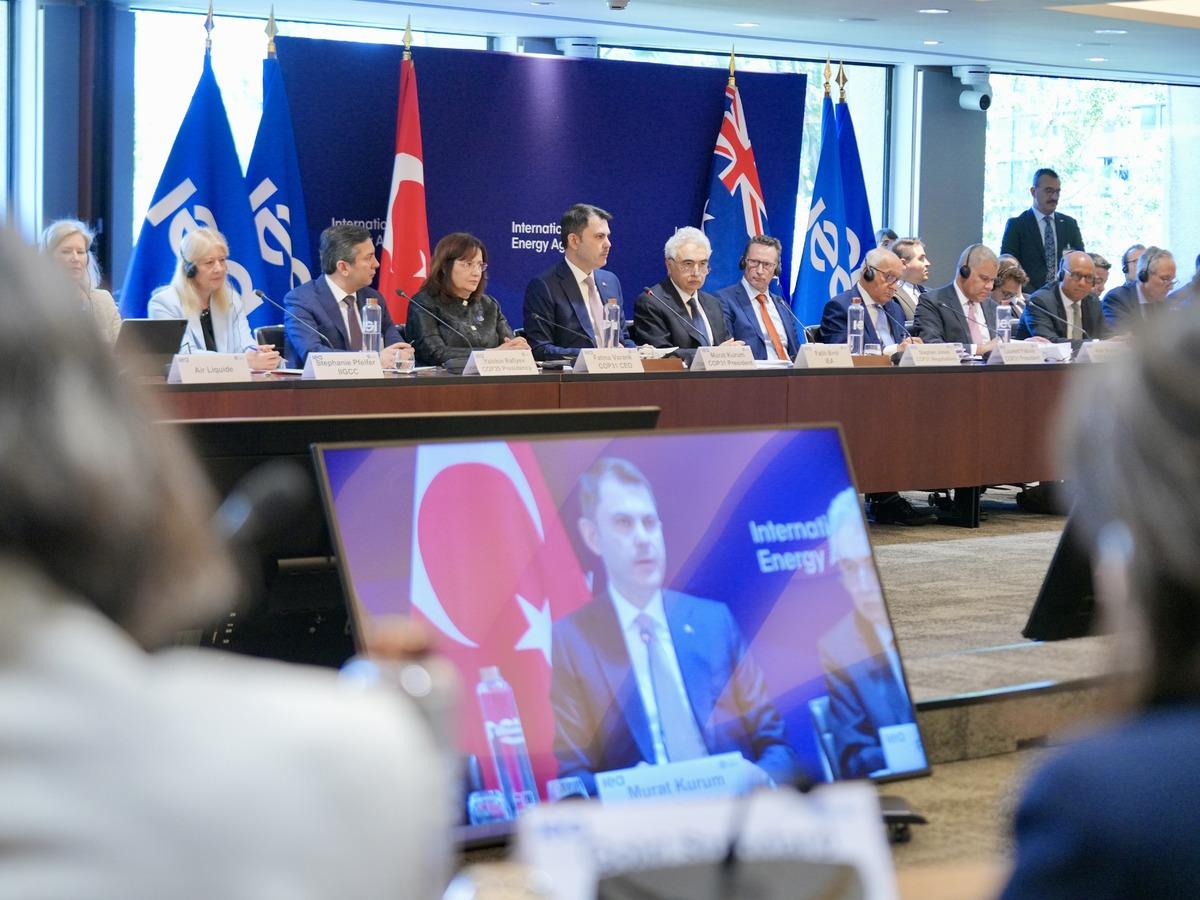 Bakan Kurum:  Yapılması gereken en kritik atılım, temiz enerjiye ge&ccedil;işi hızlandırmak  1