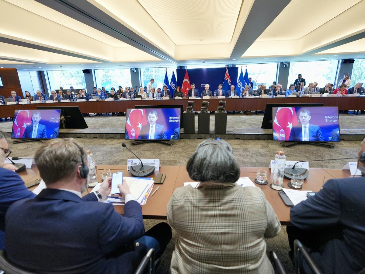 Bakan Kurum:  Yapılması gereken en kritik atılım, temiz enerjiye ge&ccedil;işi hızlandırmak  4