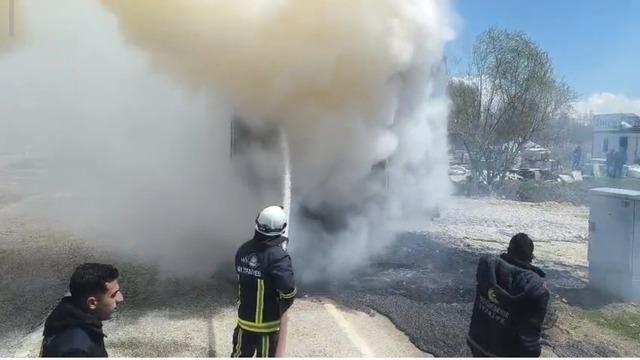 Van&rsquo;da seyir halindeki tırın dorsesi yandı 1