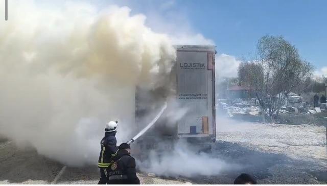 Van&rsquo;da seyir halindeki tırın dorsesi yandı 2