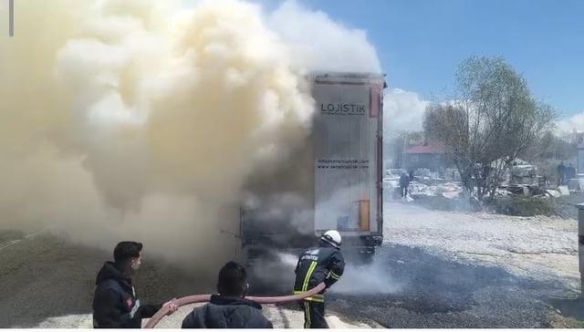 Van&rsquo;da seyir halindeki tırın dorsesi yandı 3