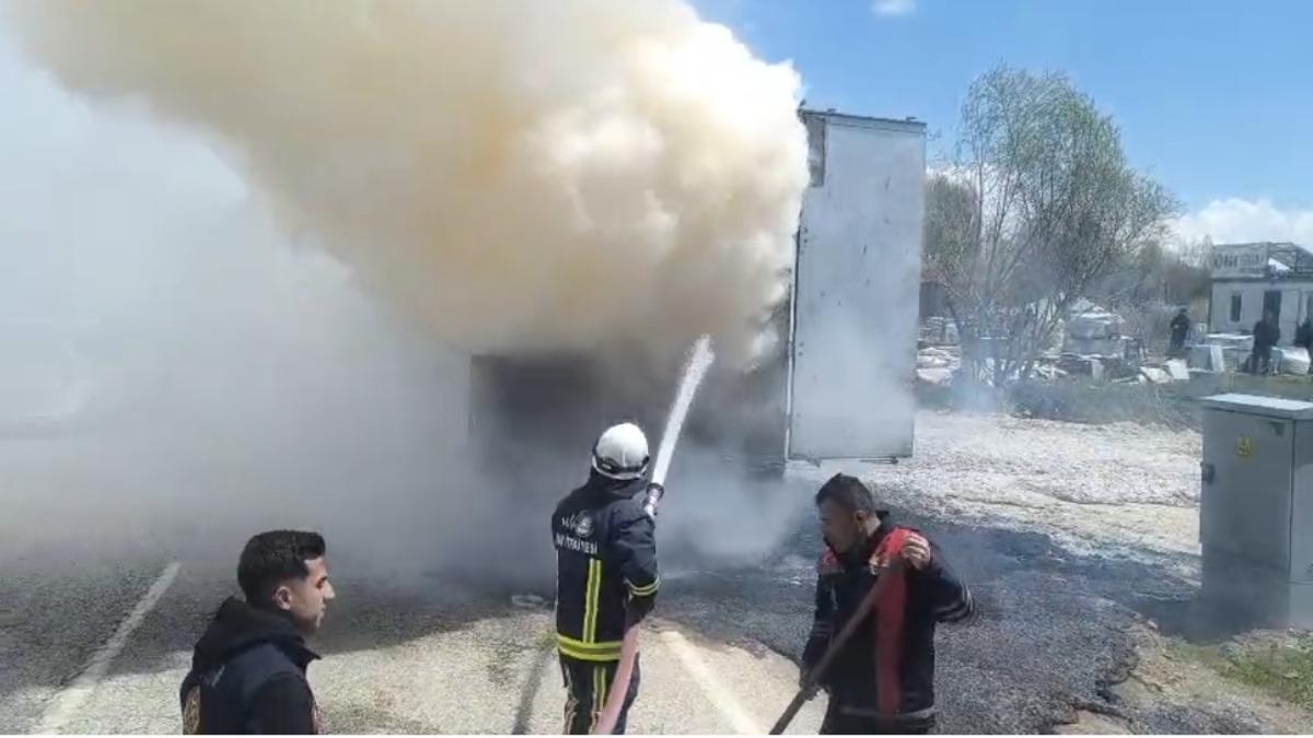 Van’da seyir halindeki tırın dorsesi yandı