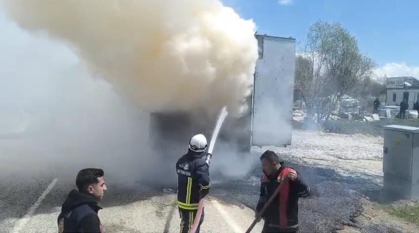 Van&rsquo;da seyir halindeki tırın dorsesi yandı