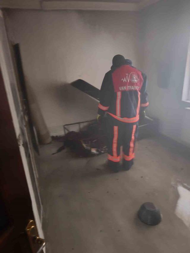 Van&rsquo;da ev yangını 1