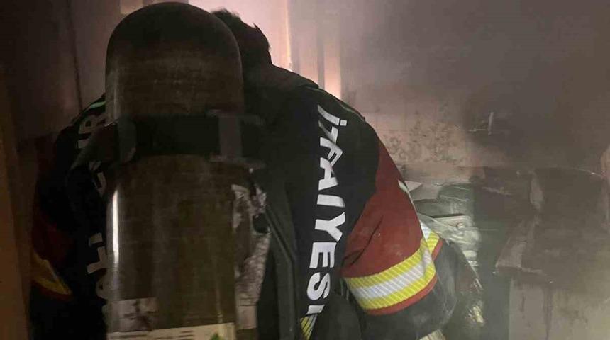 Edremit&rsquo;te korkutan ev yangını