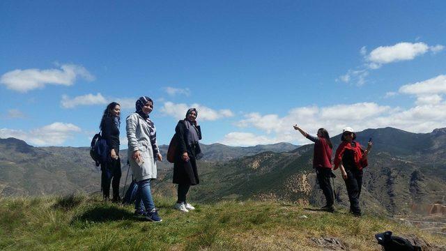 Gümüşhaneli dağcılardan Turizm Haftası yürüyüşü