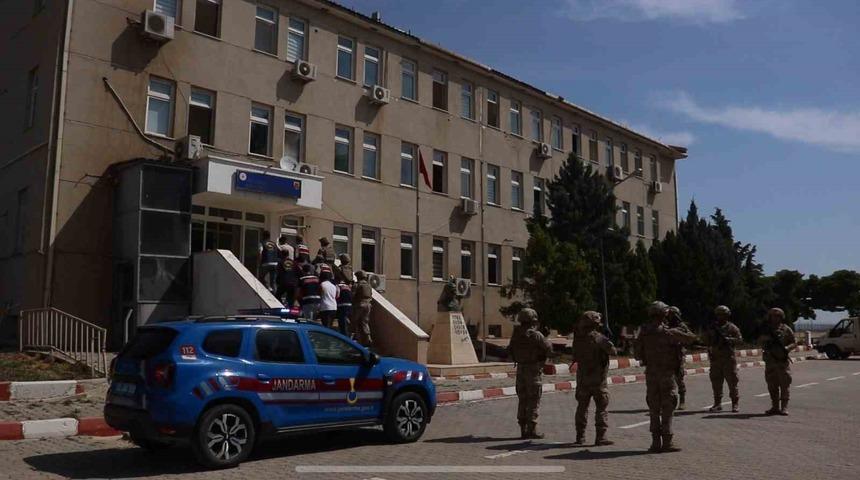 Şanlıurfa&rsquo;da g&ouml;&ccedil;men ka&ccedil;ak&ccedil;ılığı operasyonu: 18 tutuklama