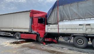 Kocaeli TEM'de 6 tır birbirine girdi: Ankara y&ouml;n&uuml; kapandı