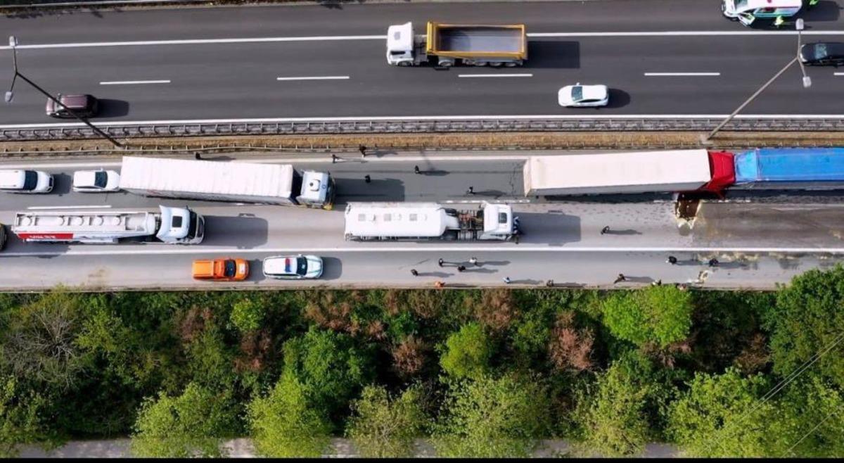 Kocaeli TEM de 6 tır birbirine girdi: Ankara y&ouml;n&uuml; trafiğe kapandı 1